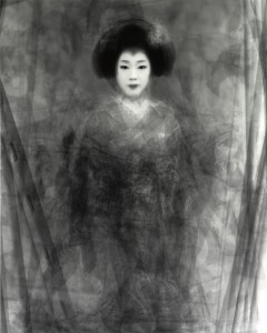 春の「京おどり」で舞う芸妓さん・舞妓さん30人を重ねた肖像  京都府, 2003